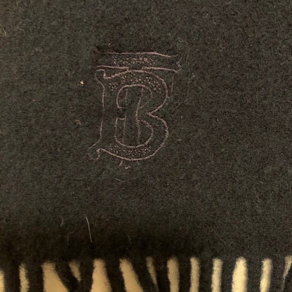 Burberry scarf - Picture 3 of 3